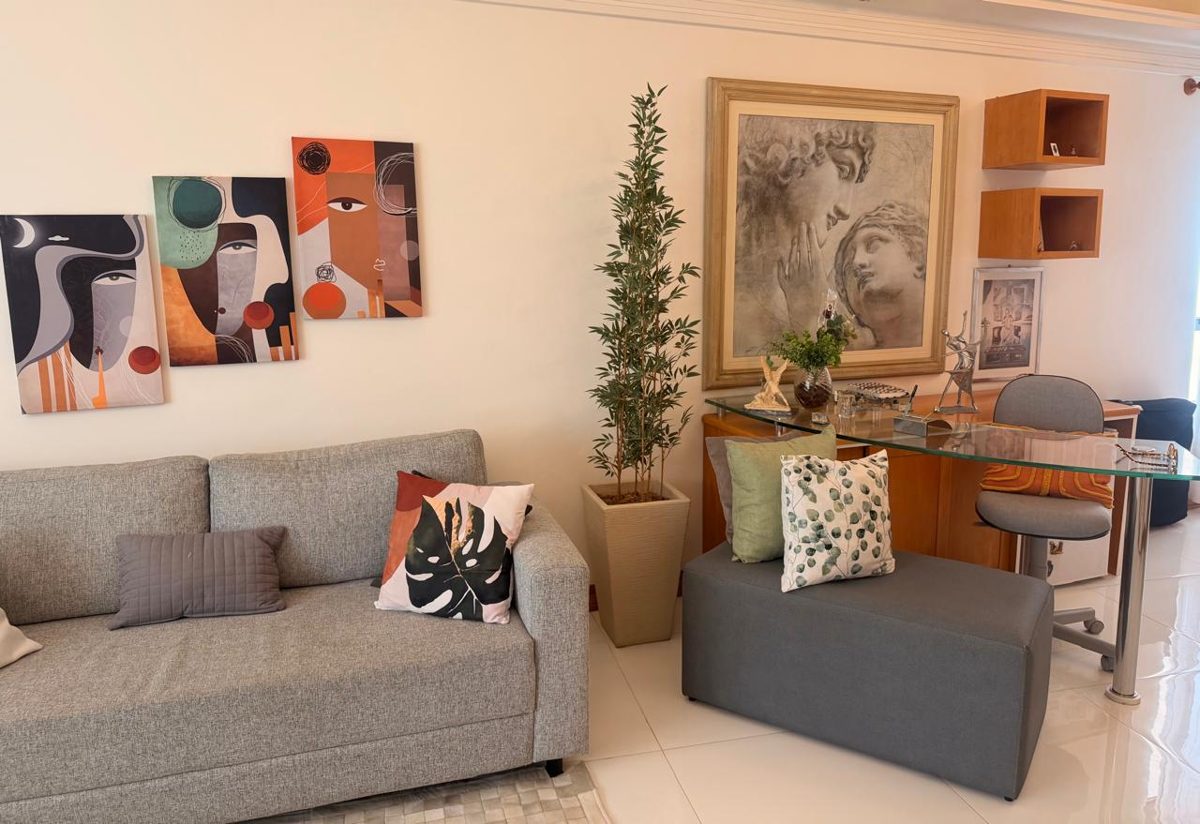 Sala de atendimento com sofá e quadros